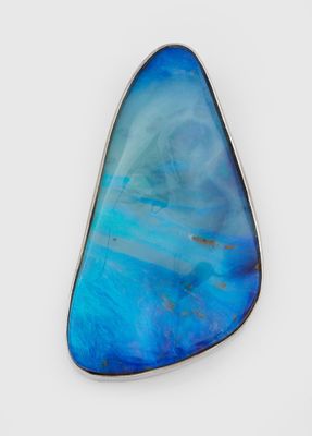 gros plan d'une pierre bleue sur une surface blanche
