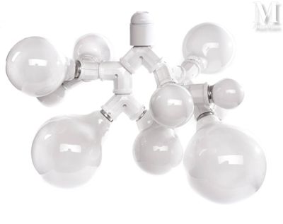 Plusieurs ampoules sont disposées en grappe sur un fond blanc