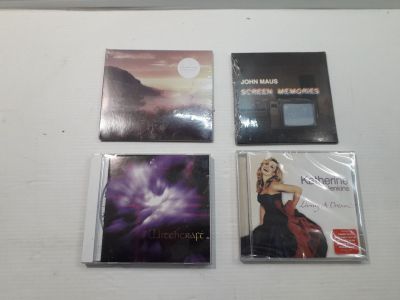 quatre CD accrochés au mur d'une pièce