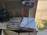 une photo d'une balance posée sur un réfrigérateur