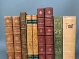plusieurs vieux livres sont alignés sur une surface grise