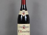 une bouteille de vin posée sur une table
