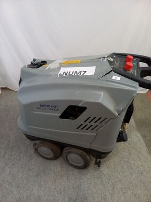 une petite machine posée sur le sol