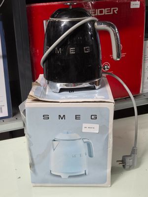une cafetière noire posée sur une boîte