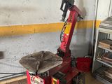 une machine rouge qui se trouve dans une pièce