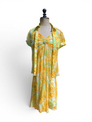 robe jaune et verte sur un mannequin, sur fond blanc