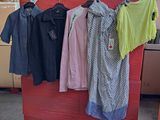 beaucoup de vêtements suspendus au portant