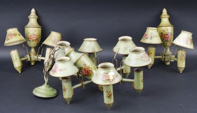 un grand nombre de lampes posées sur une table