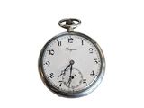 une montre de poche en argent avec des chiffres romains sur le cadran