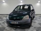 la photo d'une voiture verte garée dans un garage