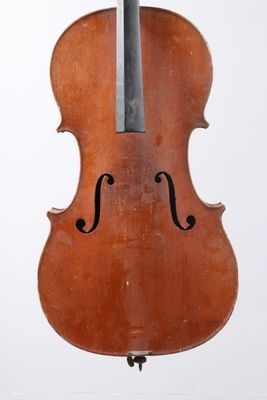 un vieux violon suspendu à une ficelle sur un mur blanc