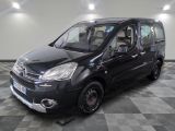 La petite camionnette noire est garée sur un sol à damier.
