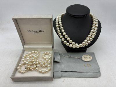 une photo d'un collier et de boucles d'oreilles en perles blanches dans un écrin