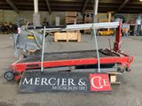 une grande machine qui se trouve dans un entrepôt