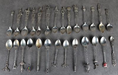 Ensemble de 27 petites cuillères en argent souvenir de voyag… - Photo 1