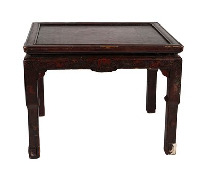 image d'une table en bois avec un plateau en verre sur fond blanc