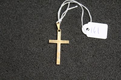 une croix suspendue à une ficelle, à laquelle est attachée une étiquette de prix