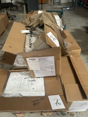 une pile de boîtes posées sur le sol