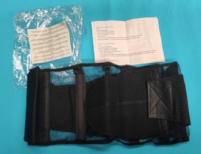 l'arrière d'une ceinture noire dans laquelle se trouve un bout de papier