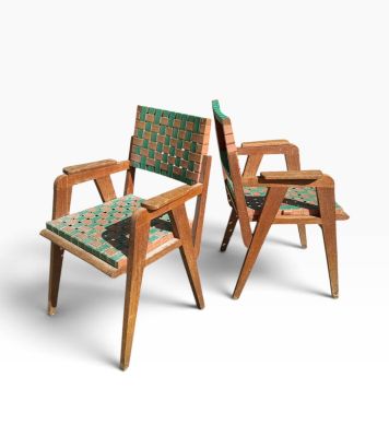 deux chaises en bois avec une assise verte et un coussin vert