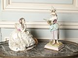 deux figurines posées sur une table dans une pièce