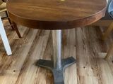 une table et des chaises en bois dans une pièce avec un parquet