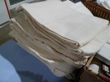 une pile de serviettes pliées sur une table dans une pièce