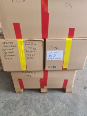 Palette d’environ 130 kg de vêtements – Mixte (