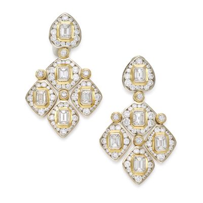 une paire de boucles d'oreilles en diamant et en or 18 carats