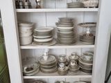 un buffet sur lequel sont posées de nombreuses assiettes et bols