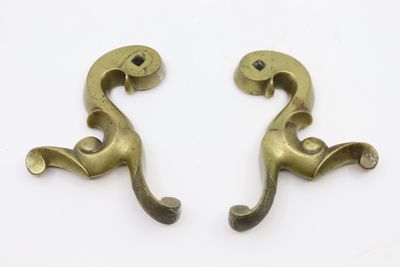 une paire de poignées de porte anciennes en laiton sur fond blanc