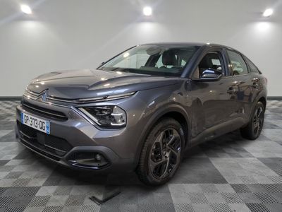 la voiture grise est garée sur le sol en damier d'un garage