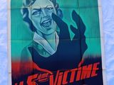 une vieille affiche de cinéma représentant une femme tenant un couteau à la main