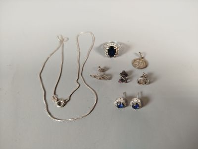 gros plan d'une table sur laquelle sont posés des bijoux