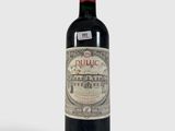 une bouteille de vin posée sur une table