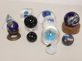 beaucoup de billes de verre posées sur une table
