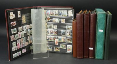 un grand nombre de livres posés sur une table