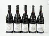 six bouteilles de vin sont alignées sur une table