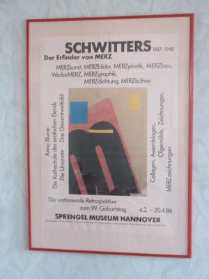 une photo d'une affiche accrochée au mur d'un musée