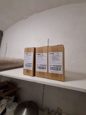 A l'étage : 3 distributeurs savon ECOLAB (en carton)