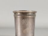 une coupe ancienne en argent ornée d'un motif sur le bord