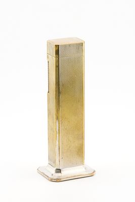 l'image d'un briquet doré posé sur une surface blanche