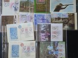 de nombreux types de timbres sur la table