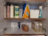 un placard rempli de produits alimentaires
