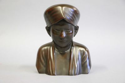 statue en bronze représentant une femme coiffée d'un turban