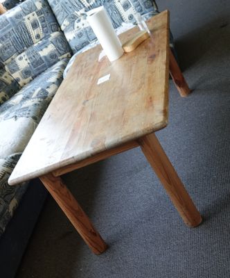 une table en bois sur laquelle est posé un vase, dans un salon