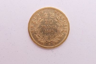 une image d'une pièce d'or sur une surface blanche