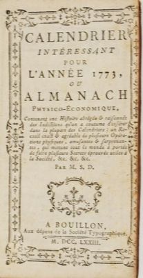 un vieux livre écrit posé sur une table