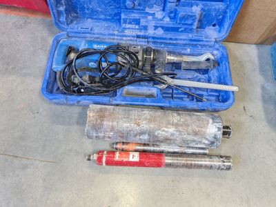 une mallette bleue avec des outils à l'intérieur sur le sol