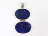 un gros plan d'un pendentif en pierre bleue sur fond blanc